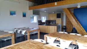 Salur með 4 stórum borðum og upphengjanlegum stólum